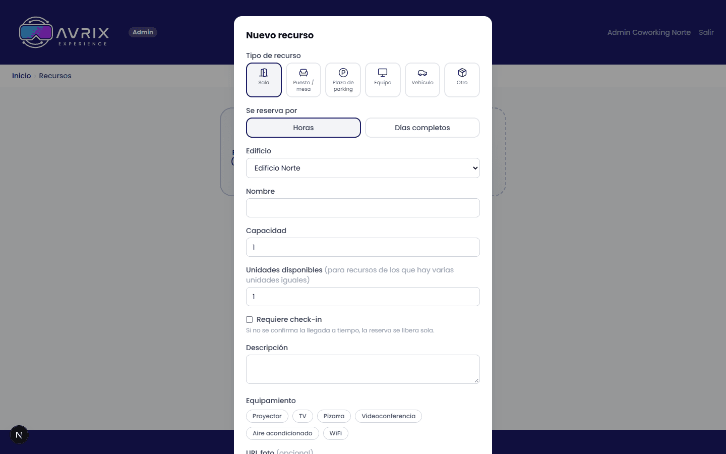 Formulario de alta de un recurso nuevo, con selector de tipo (sala, puesto, parking, equipo, vehículo, otro) y opciones de capacidad, unidades y check-in